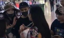 网红弟弟挨打哥哥站一边吃瓜群众,吃瓜群众看热闹